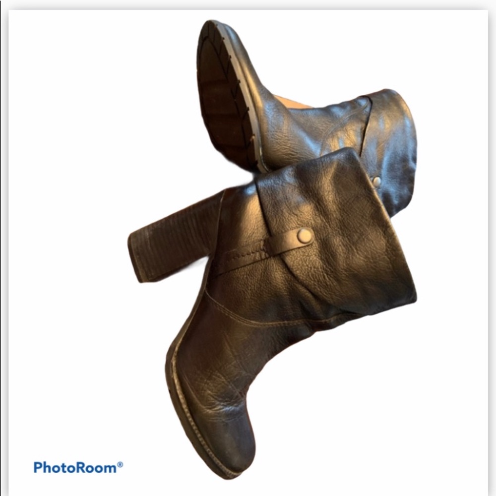Leather bootsā